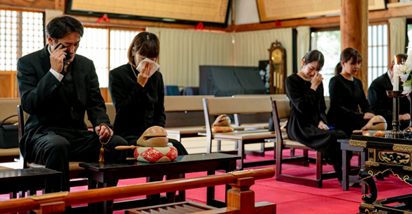 喪主は親族・遺族側の最前列、祭壇側