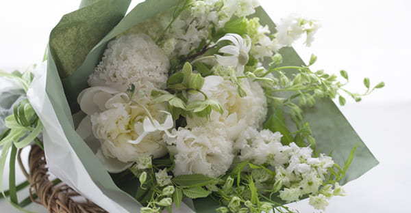 弔事の供え花は、白に限るの？