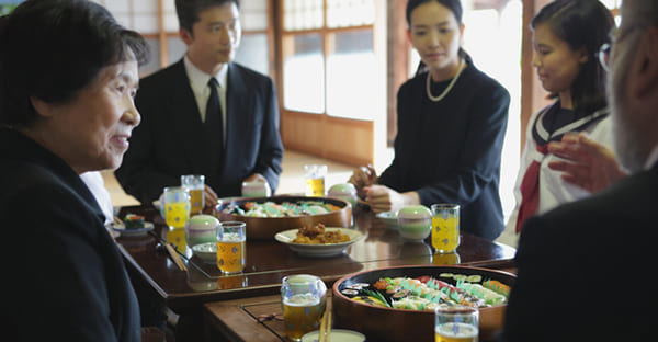 女性が平服で参列するマナーとは