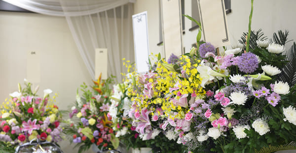 沖縄で葬儀の花は相場が違う？