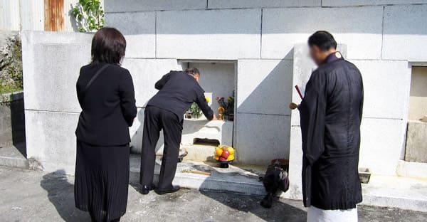 沖縄の葬儀費用：お墓の相場は？